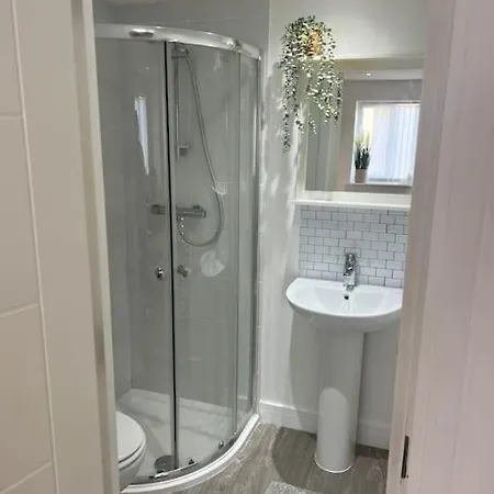 1 Studio, 50m From Airbus, Good Transport Links Apartment