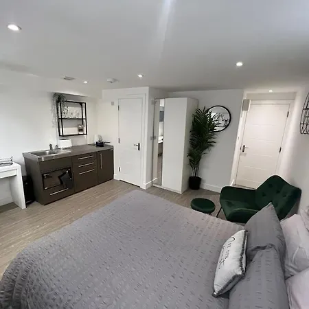 1 Studio, 50m From Airbus, Good Transport Links Apartment Bristol
