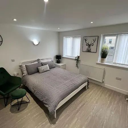 1 Studio, 50m From Airbus, Good Transport Links