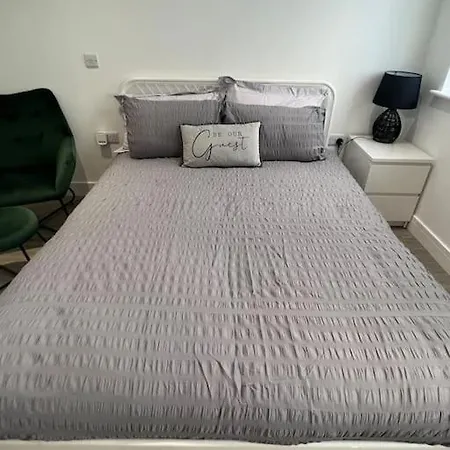 1 Studio, 50m From Airbus, Good Transport Links Apartment *