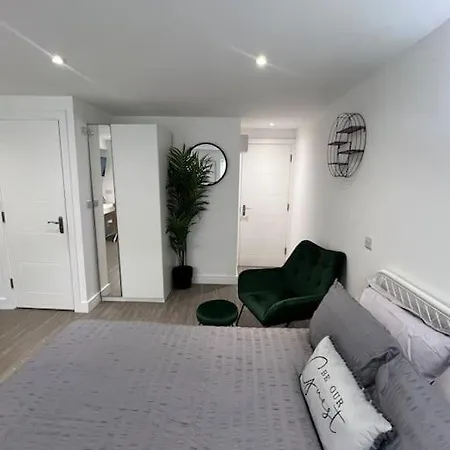 1 Studio, 50m From Airbus, Good Transport Links Apartment