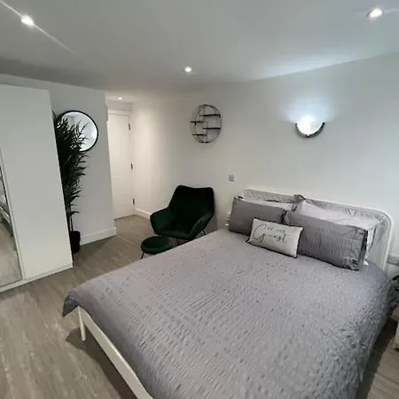 Apartment 1 Studio, 50m From Airbus, Good Transport Links *